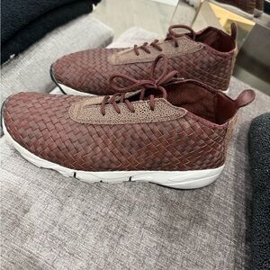 Nike Men's brown woven sneakers